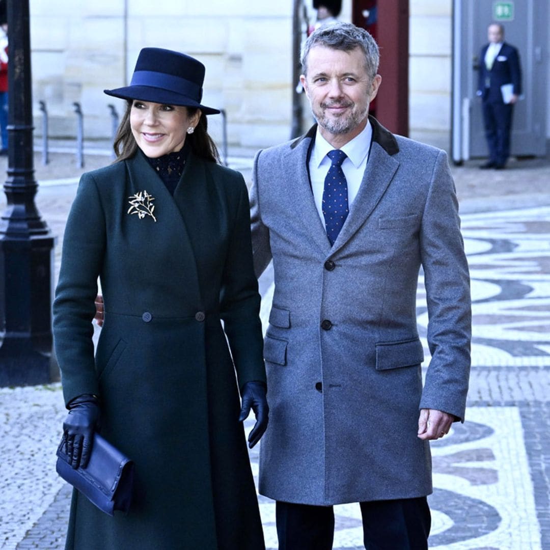 Mary de Dinamarca, pura elegancia con el abrigo verde que fascina a las 'royals' británicas y tacones de tachuelas