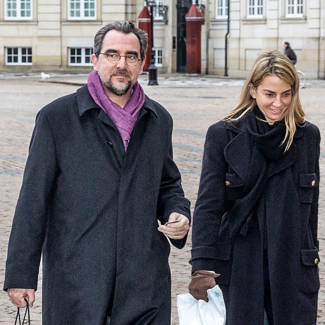 El príncipe Nicolás y Chrysi Vardinogiannis entrando en el palacio de Amalienborg, Copenhague, el 30 de enero. En plenos preparativos de boda fueron al encuentro de los Reyes, Federico y Mary, y de su tía Margarita. La ceremonia se celebrará el 7 de febrero en la iglesia San Nicolás de Rangava. La novia es hija de Agapi, una mujer bellísima dedicada a la Comunicación, y de Giorgos Vardinogiannis, miembro de la familia de navieros. La noticia del noviazgo saltó el 16 de enero, después de celebrar en Tatoi un servicio conmemorativo en memoria del Rey Constantino