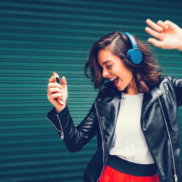 istock chica bailando