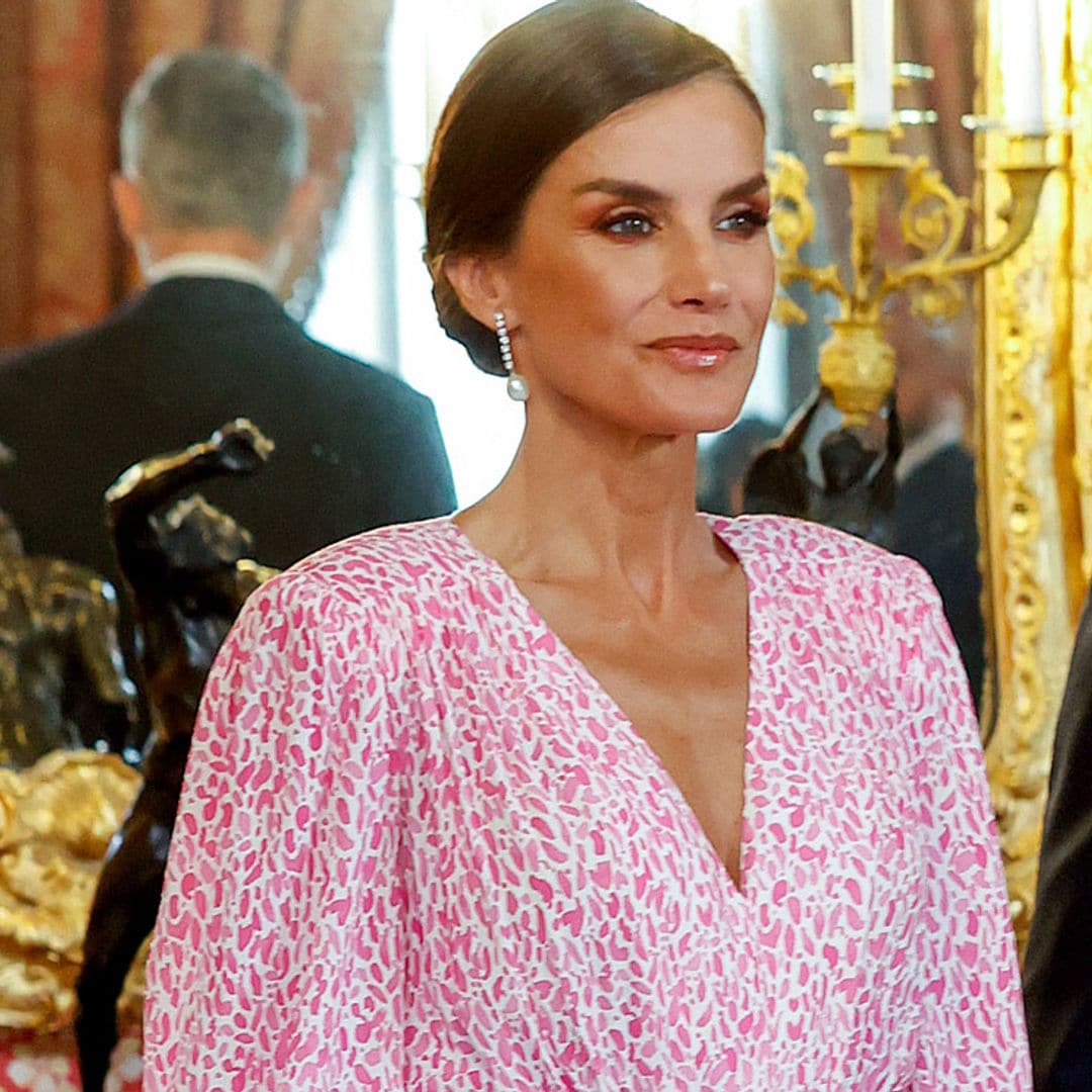 La Reina estrena un vestido drapeado de la firma preferida por las 'millennials' españolas