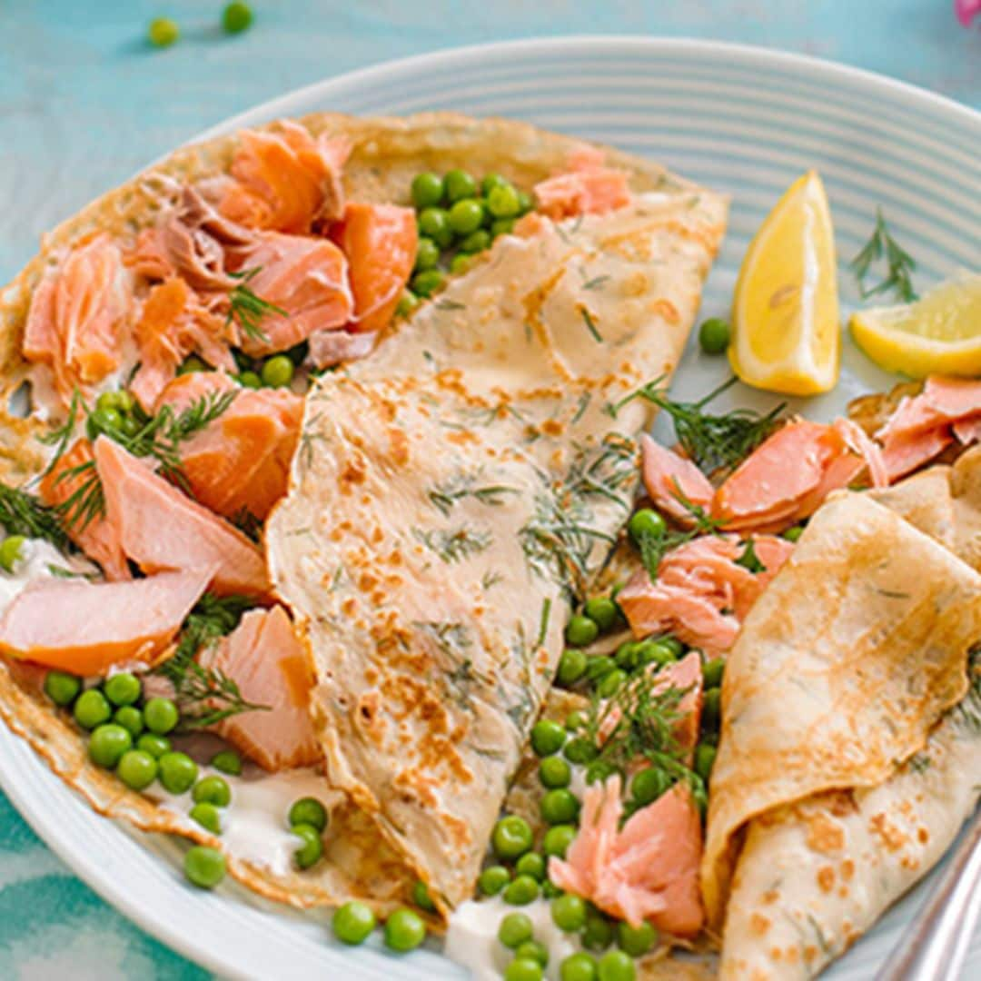 Crepes de salmón con crema agria y guisantes