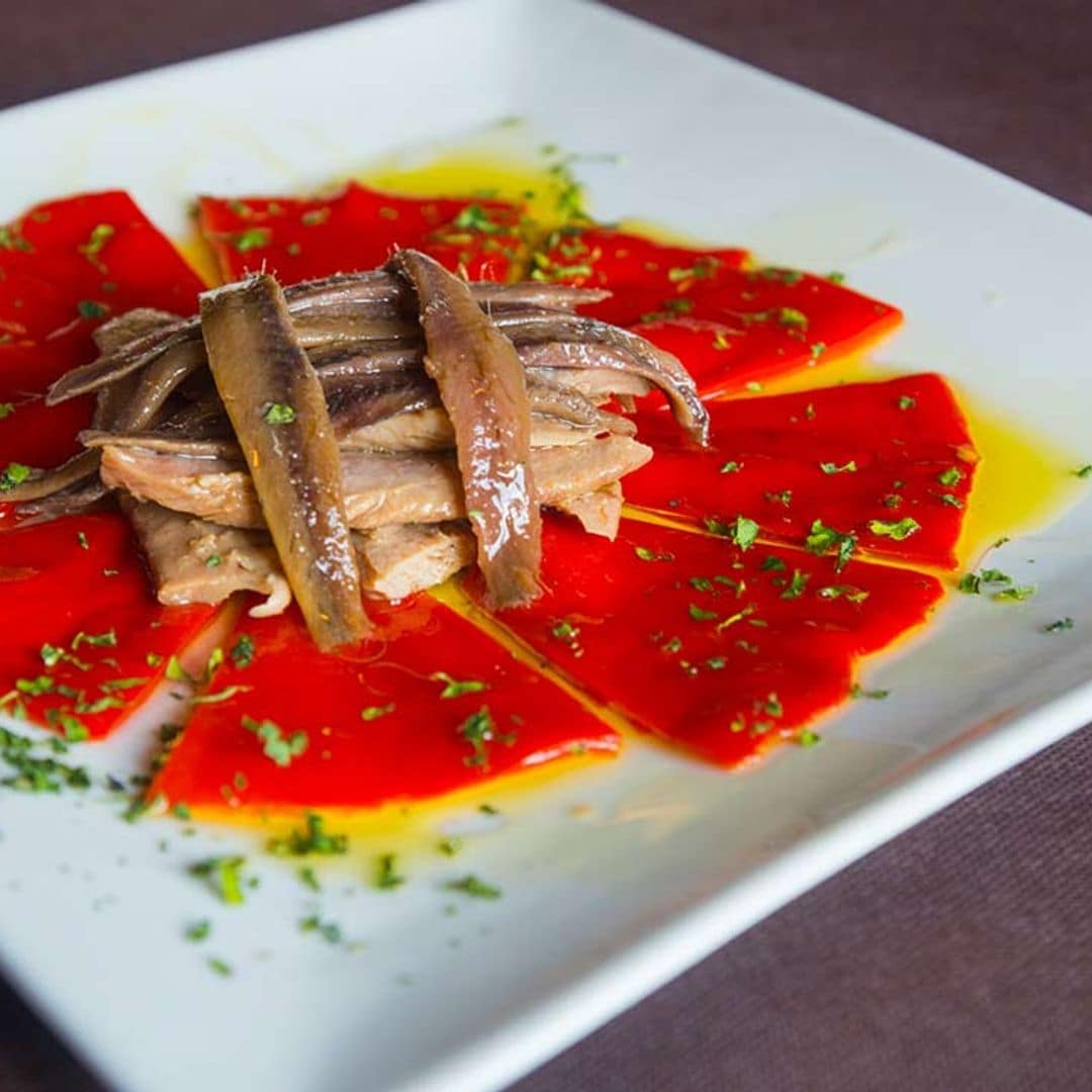 Ensalada de anchoas del Cantábrico con ventresca de bonito y pimientos