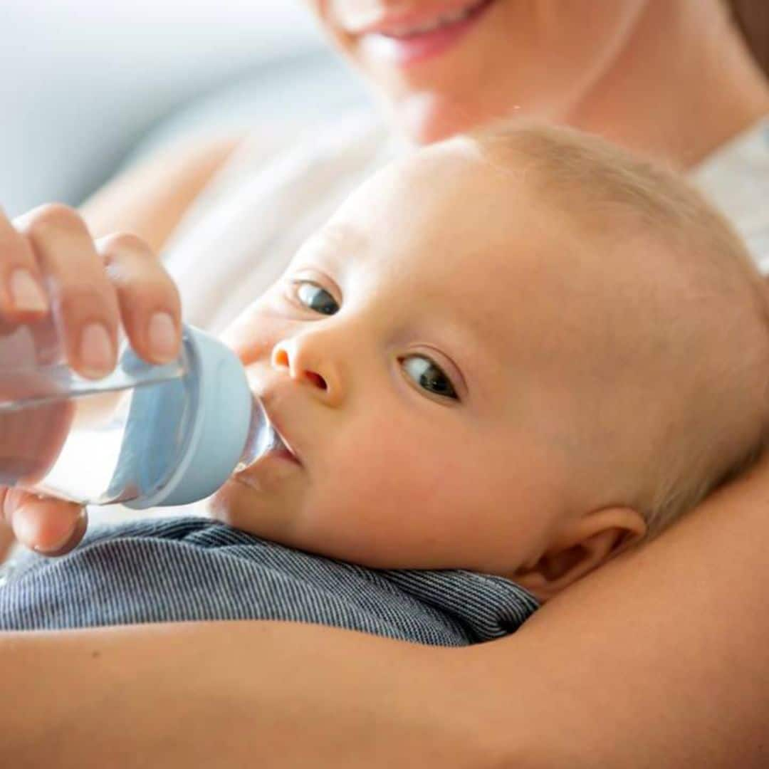 ¿Por qué mi bebé de 6 meses se atraganta con agua?