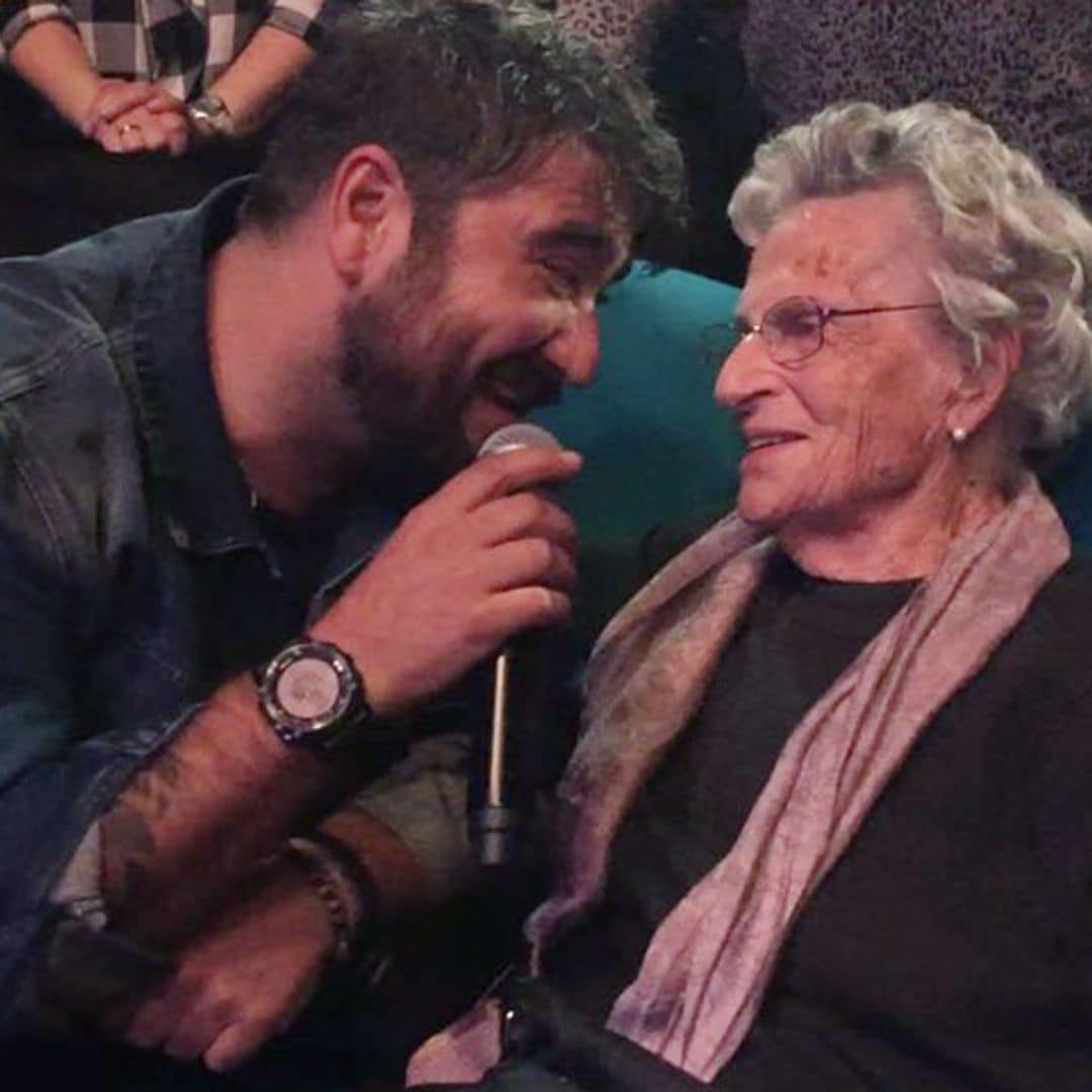 Antonio Orozco vuelve a los escenarios tras la muerte de su expareja y tiene un precioso gesto con una fan de... ¡97 años!