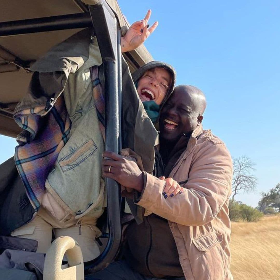 Las impresionantes imágenes de Alejandra Onieva en África: safari entre leones y bailando una danza tradicional