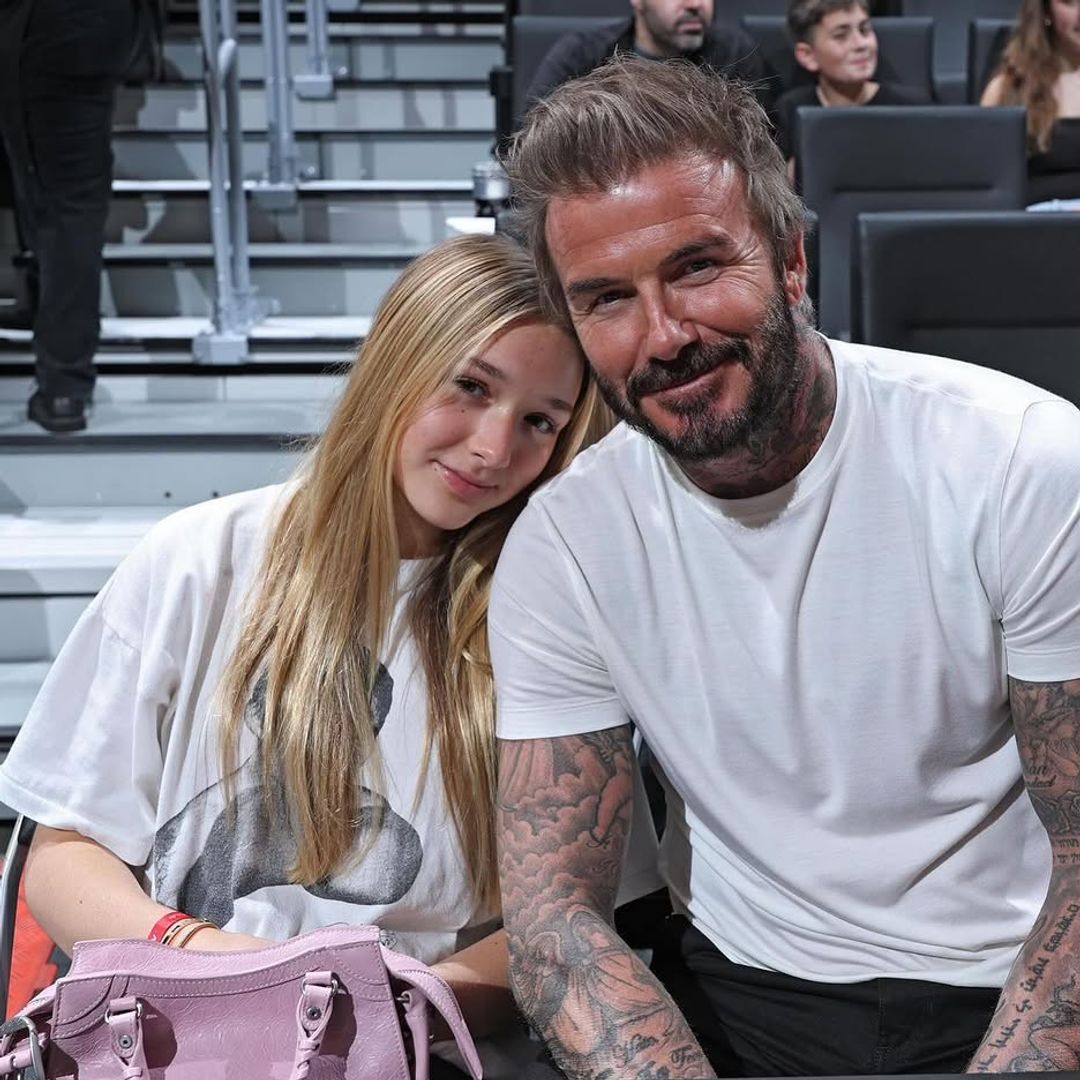 Harper Seven transforma su look deportivo con bolso de lujo para un partido de baloncesto con su padre, David Beckham