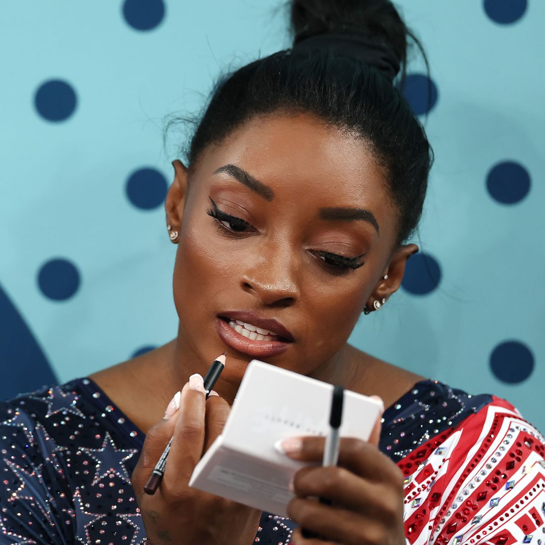 Las fotos virales de Simone Biles retocándose el maquillaje en plena competición (y sabemos con qué productos)