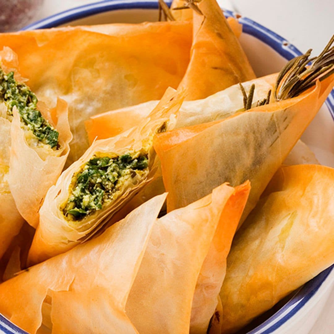 Samosas griegas de queso feta con higos, espinacas y almendras