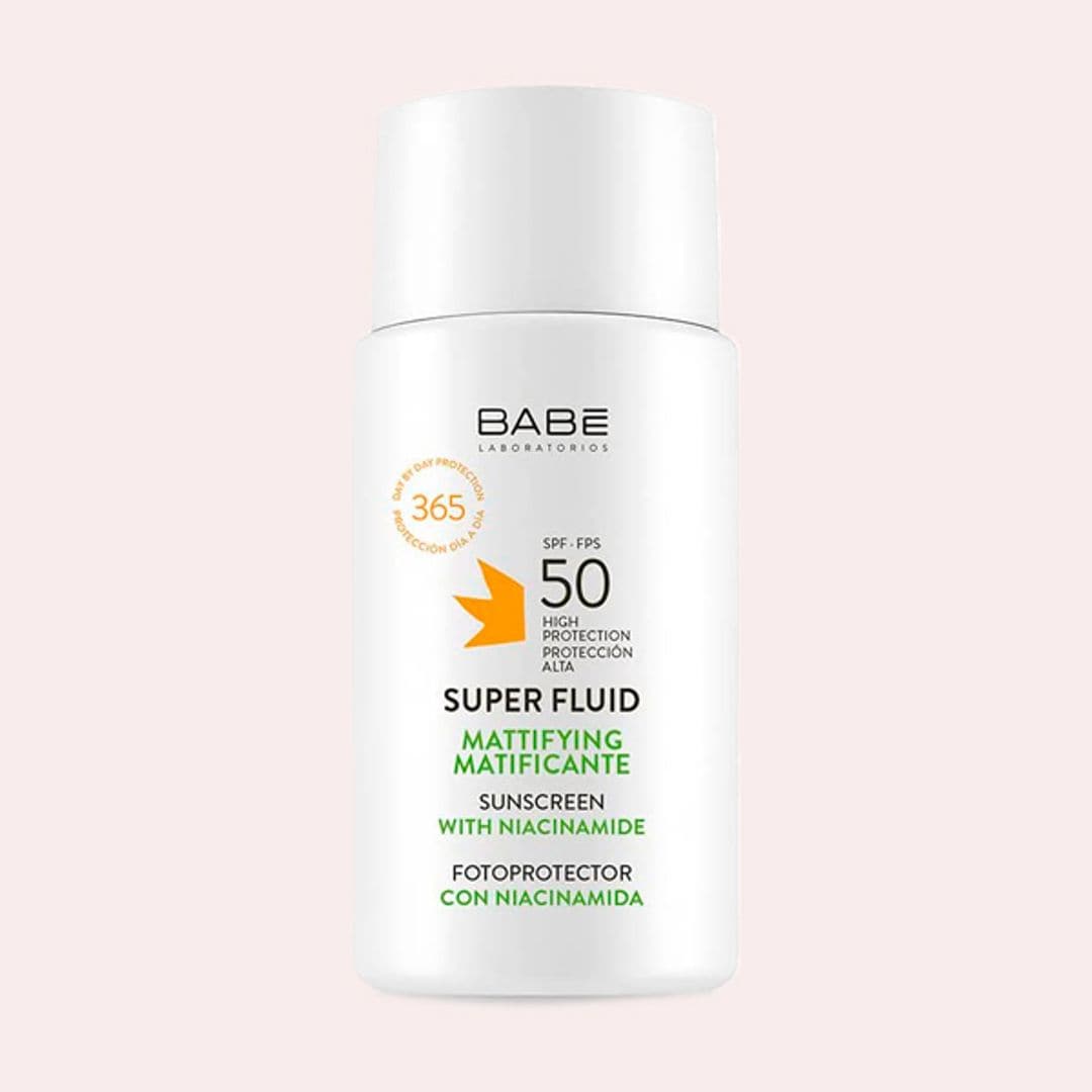 LA MÁS LIGERA PARA PIELES SENSIBLES: Laboratorios Babé Super Fluid Matificante Fotoprotector SPF 50