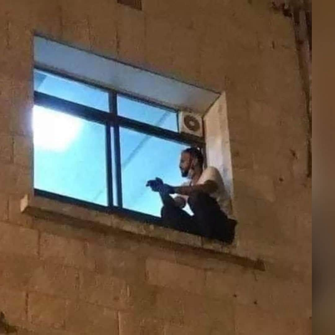 Joven palestino trepaba la pared de un hospital para ver a su madre enferma de COVID-19