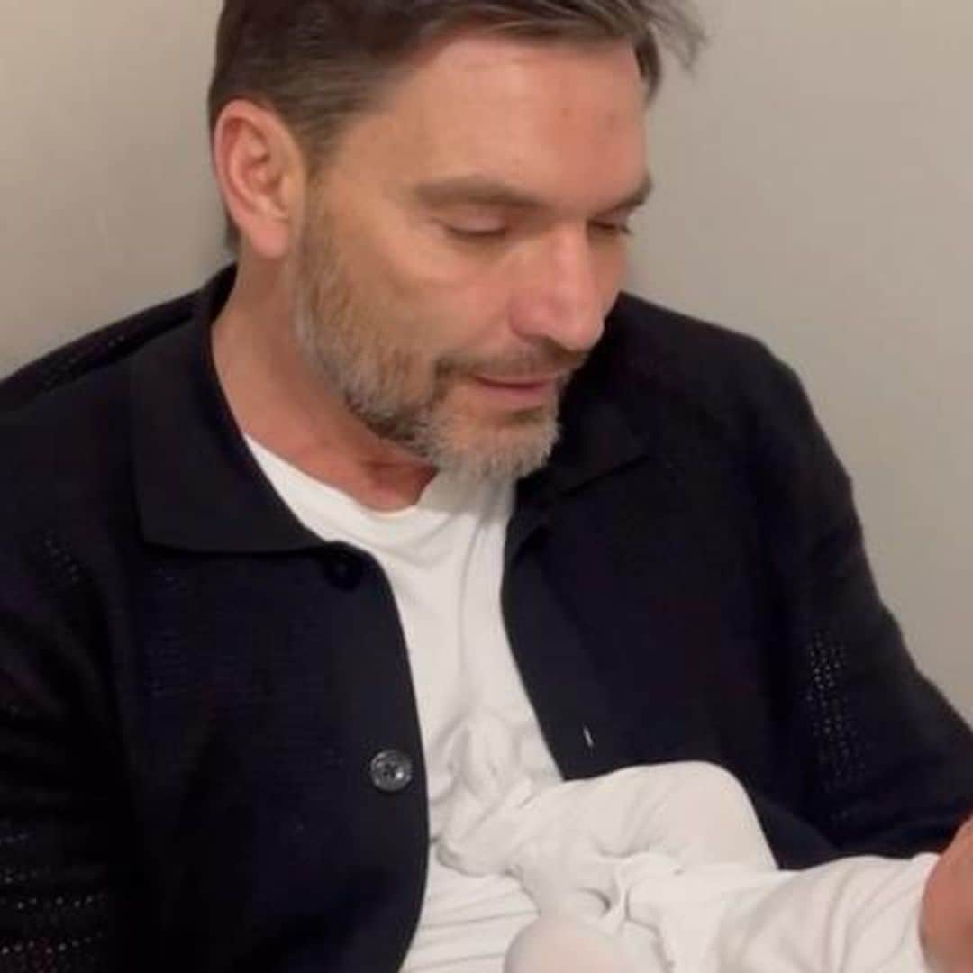 En exclusiva, Julián Gil nos habla de su emocionante debut como abuelo