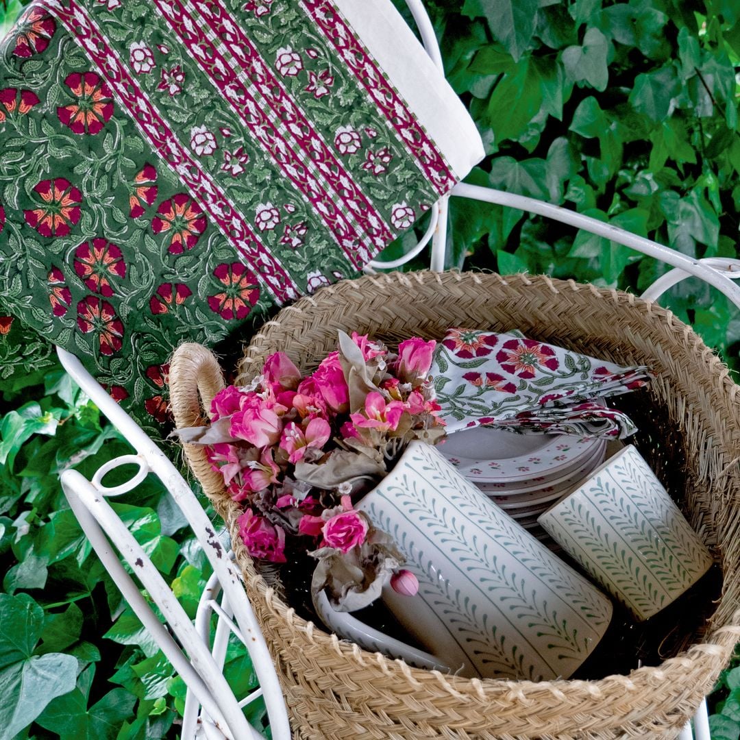 Cesta de ratán de mercadillo con jarra y vasos de @vidadura.pt