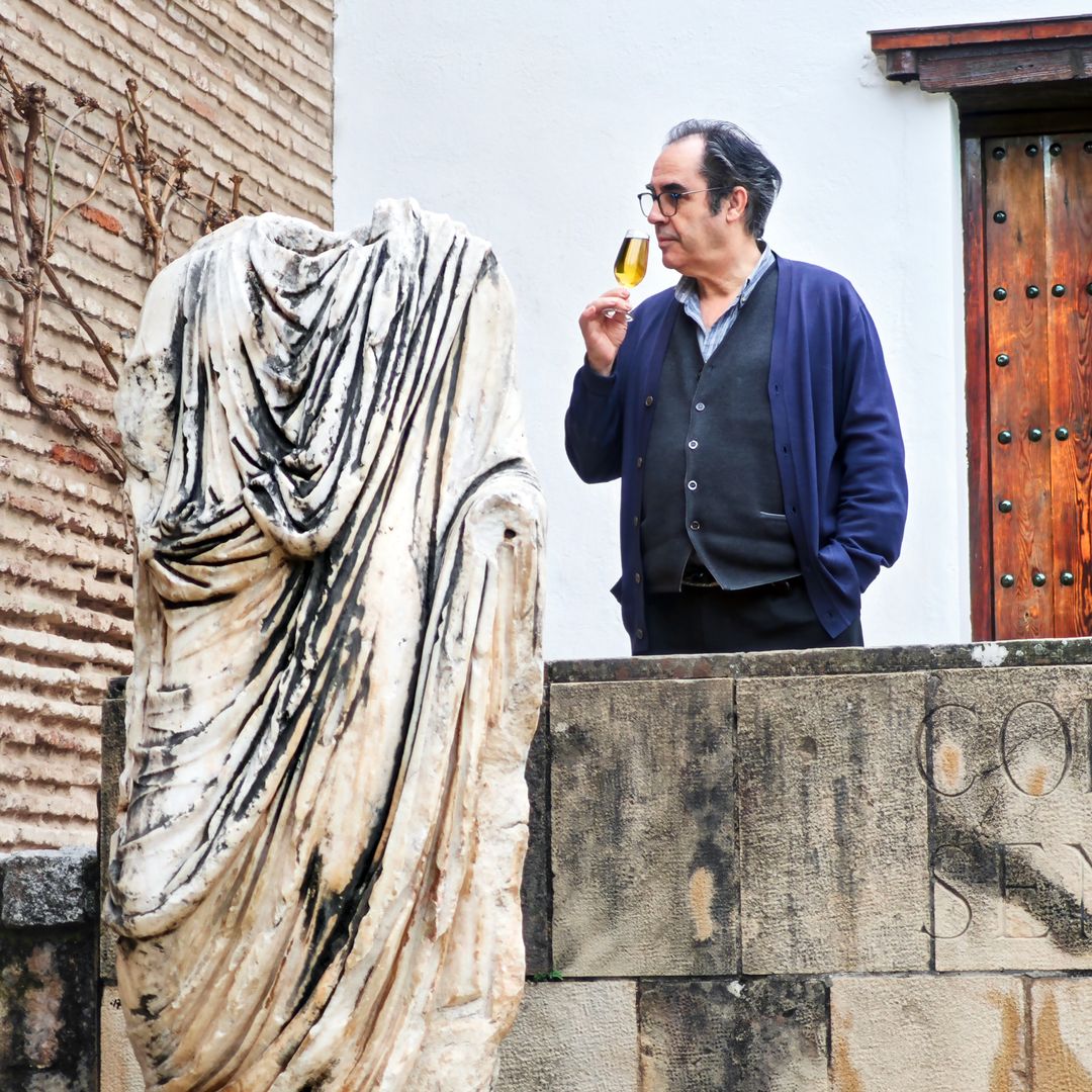 Tabernas de Córdoba: taberna Séneca, encargado Antonio Magón y estatua de 'el descabezado'