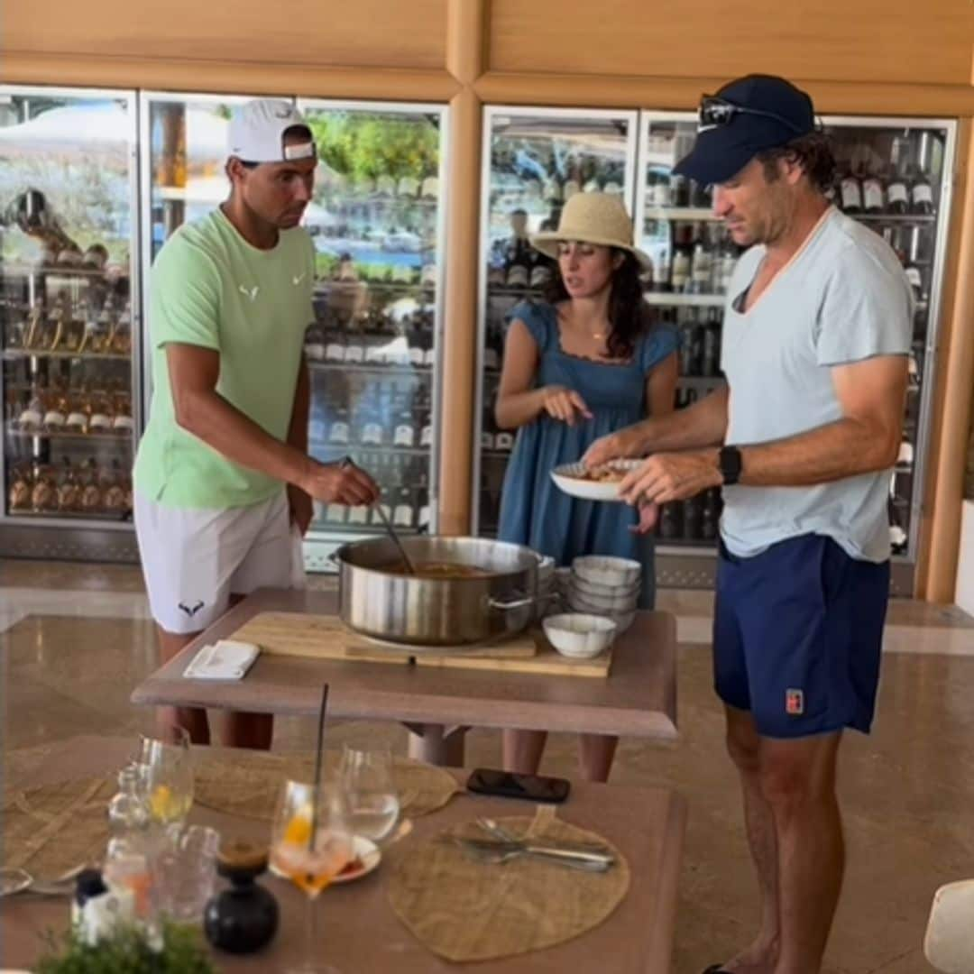 Rafa Nadal muestra sus dotes como chef y prepara un arroz caldoso por el cumpleaños de Mery Perelló durante su escapada a Grecia