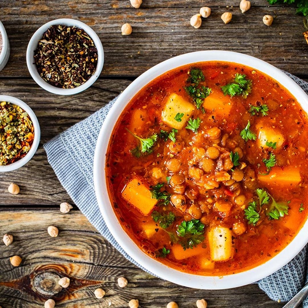 Guiso de garbanzos, vegetales y especias