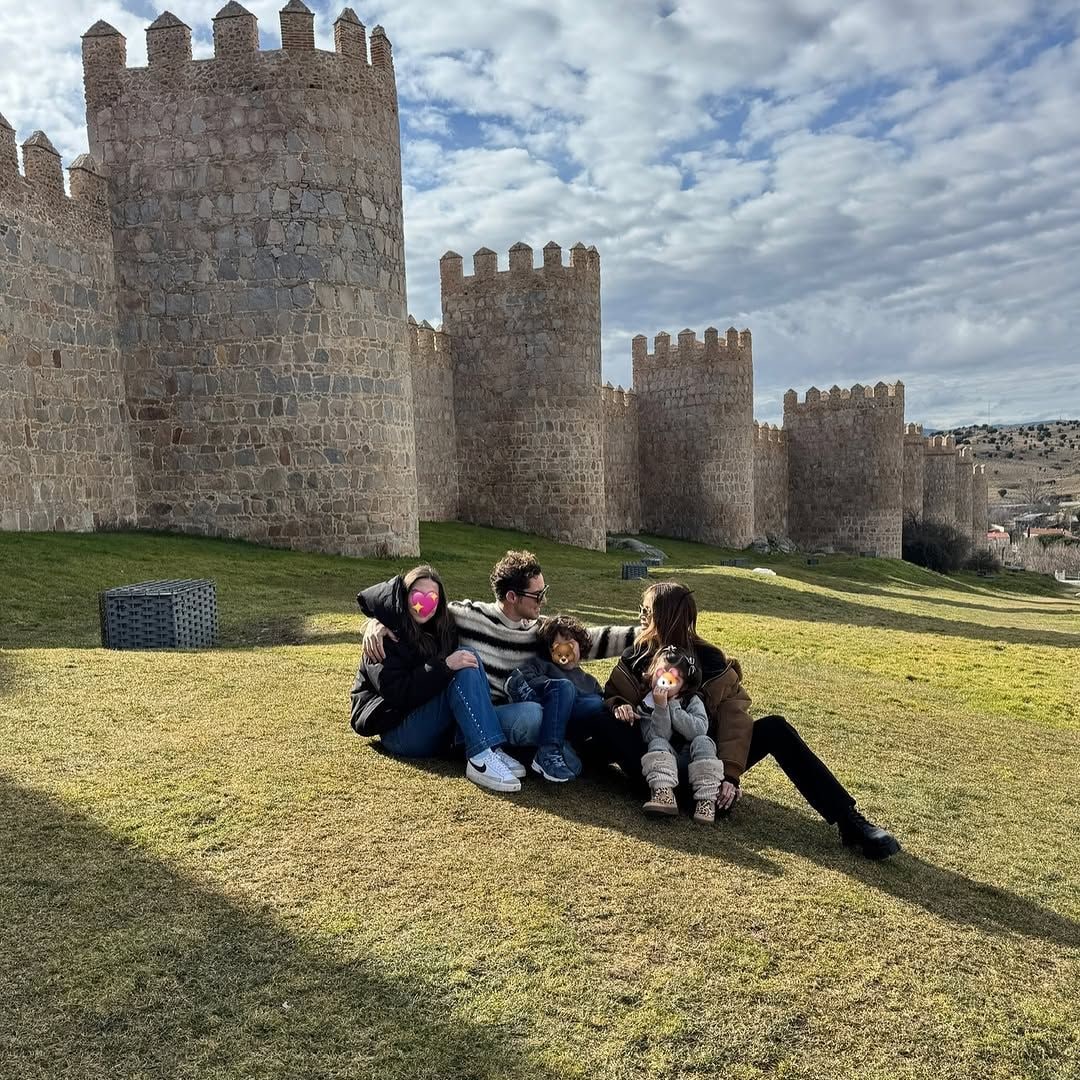 La familia al completo posa junto a la Muralla.