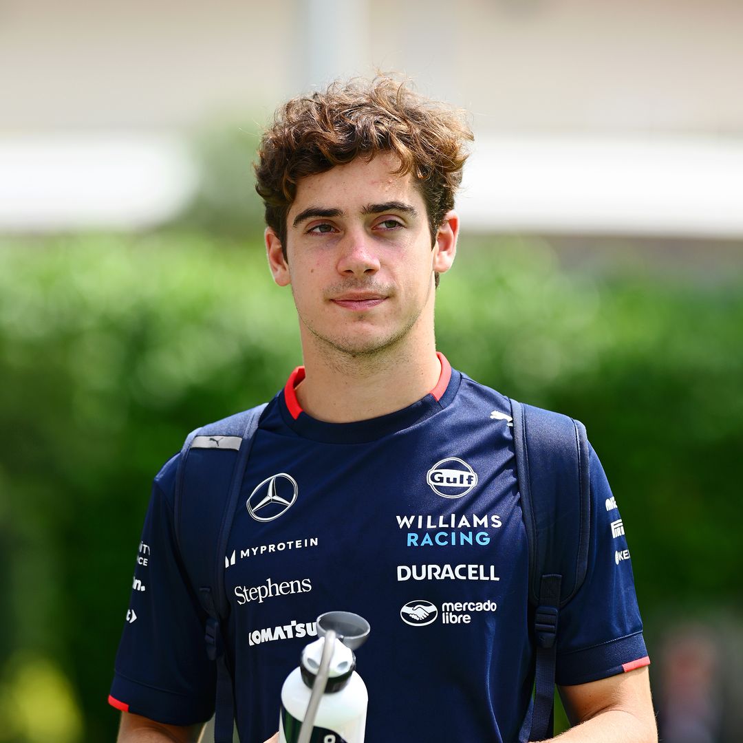 Franco Colapinto camina por el Paddock antes de la práctica previa al Gran Premio de Singapur de F1 en el Circuito Callejero de Marina Bay