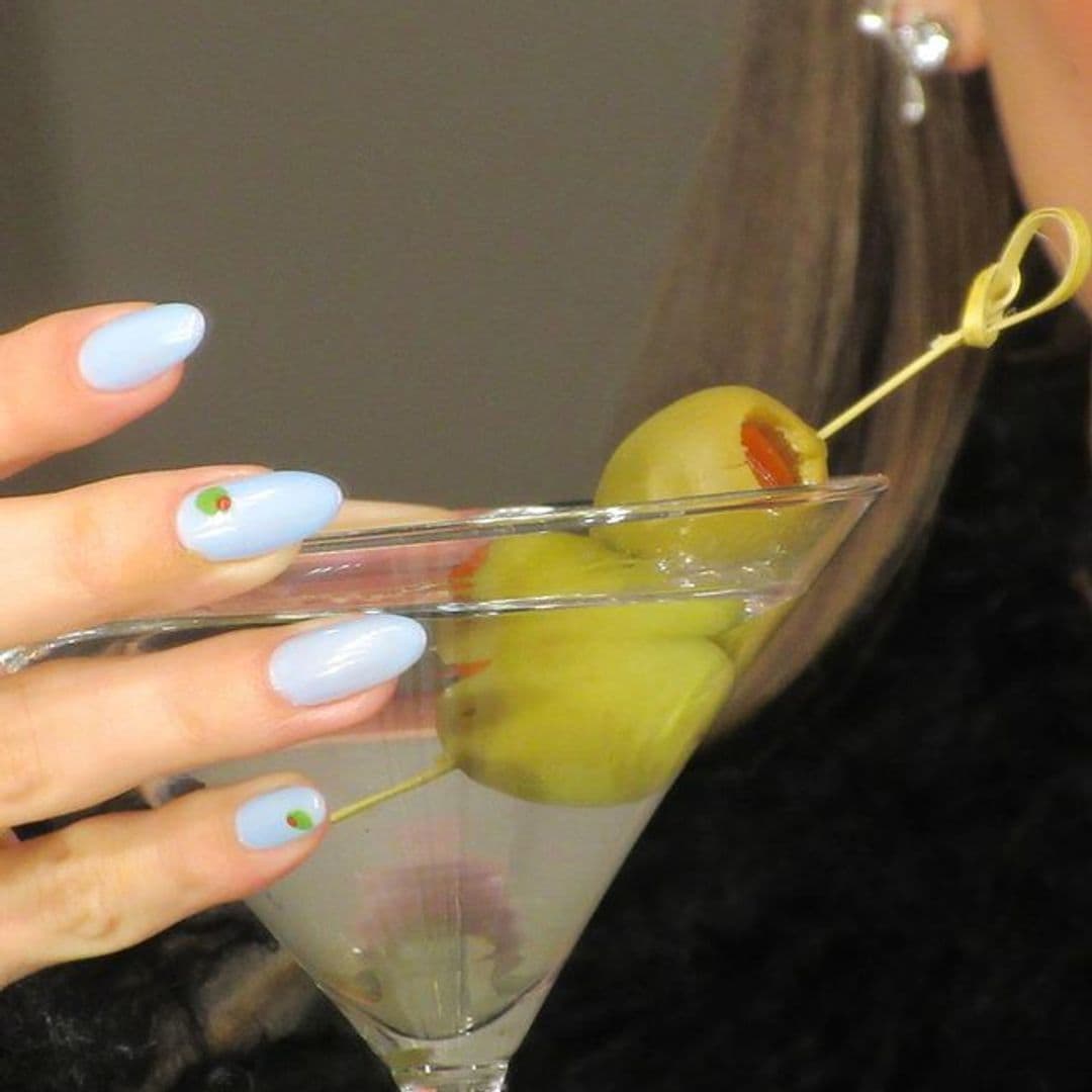 Hailey Bieber con manicura Martini