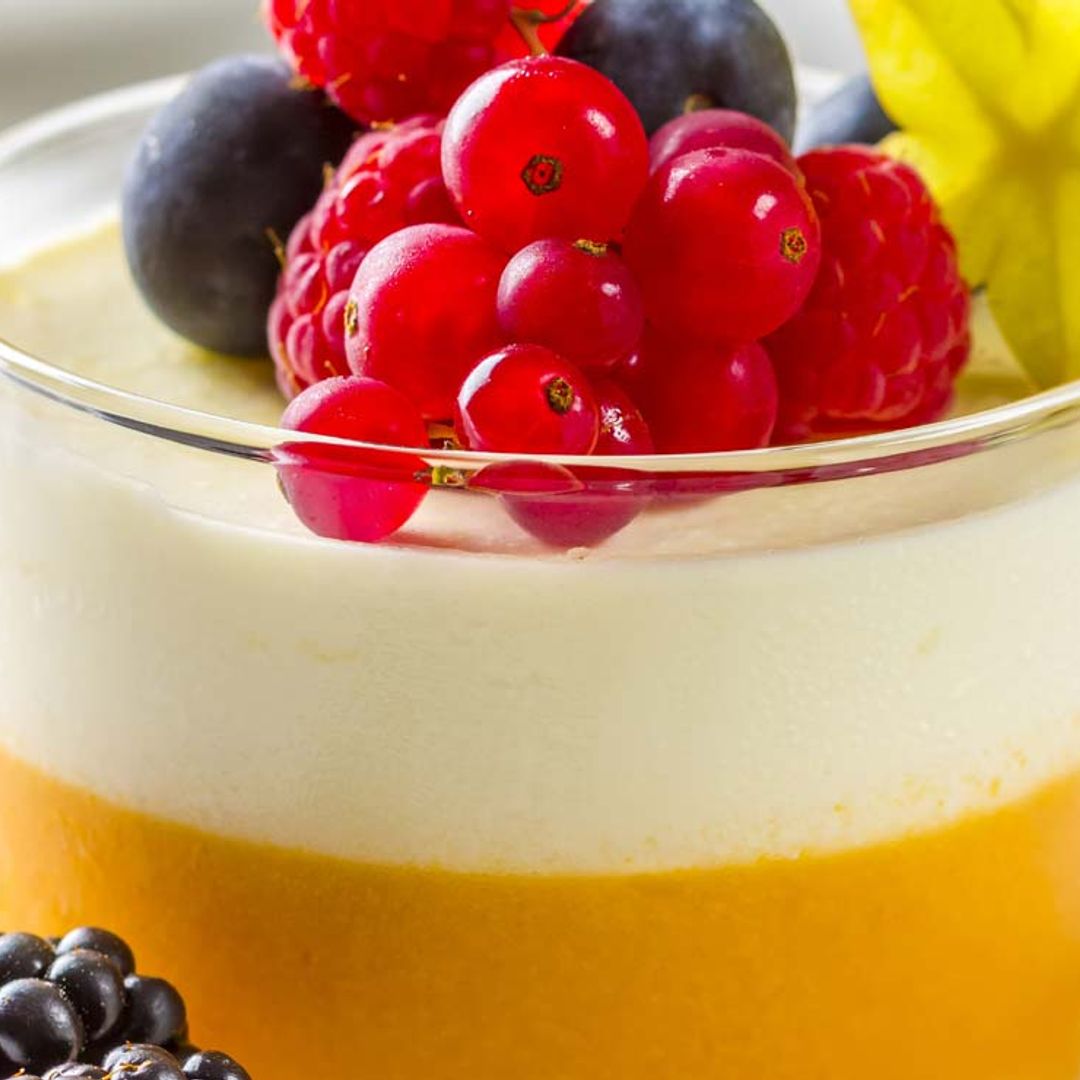 Crema de queso y mango con frutos del bosque