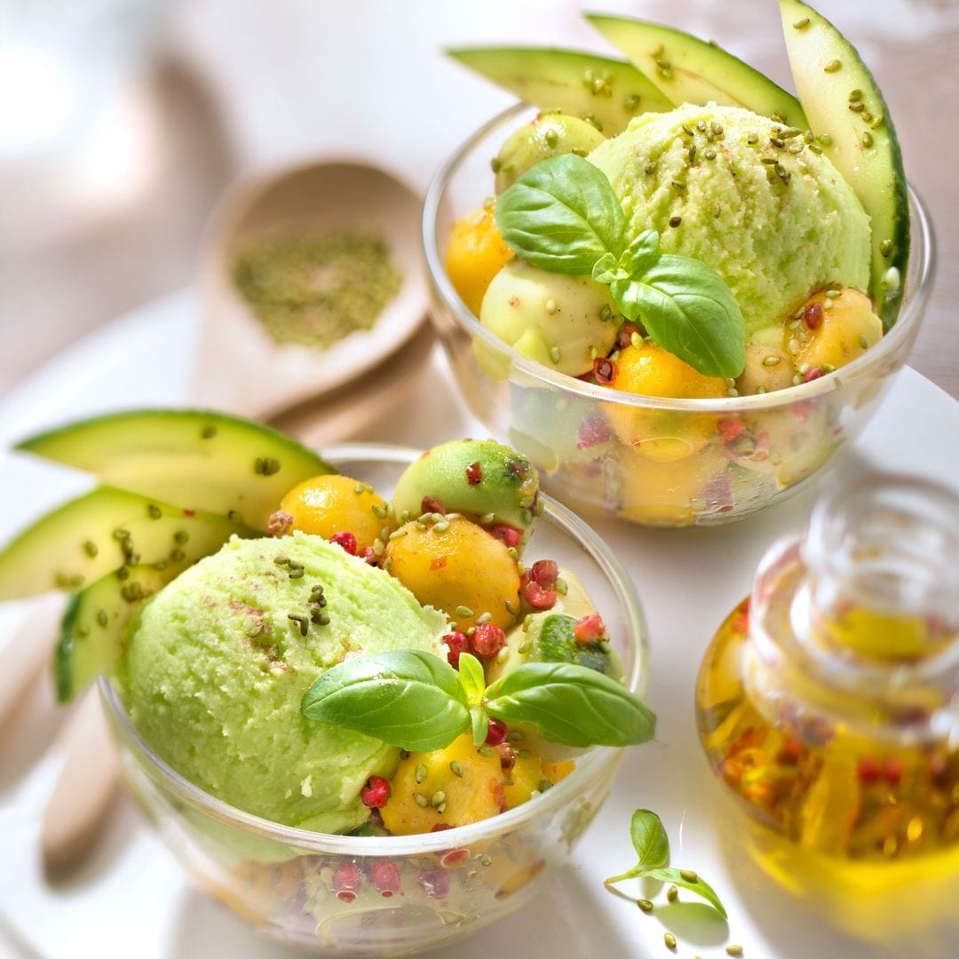 Ensalada de mango con pimienta y helado de aguacate