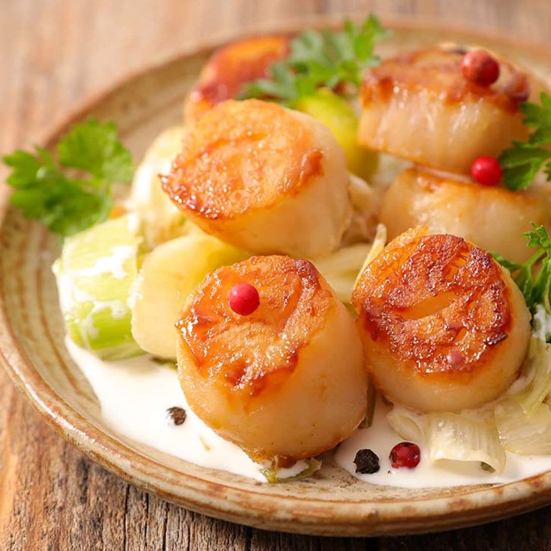 Ensalada de vieiras y puerros confitados