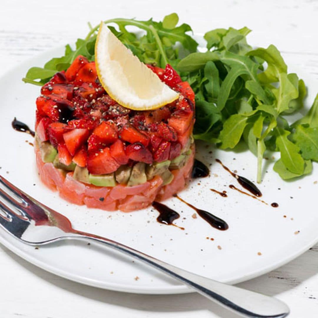 Tartar de salmón con aguacate y fresas