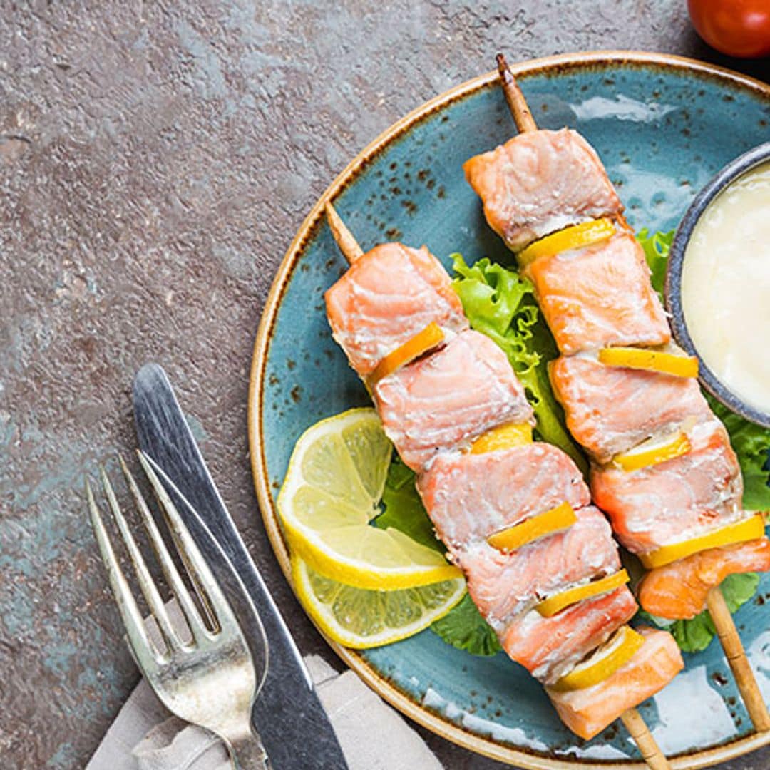 Brochetas de salmón con crema de coliflor