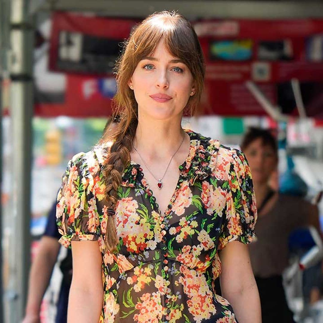 Moño y trenza lateral: los dos peinados fáciles de Dakota Johnson que copiarás si tienes el pelo largo