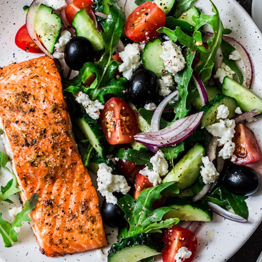 Lomo de salmón al grill con ensalada mediterránea