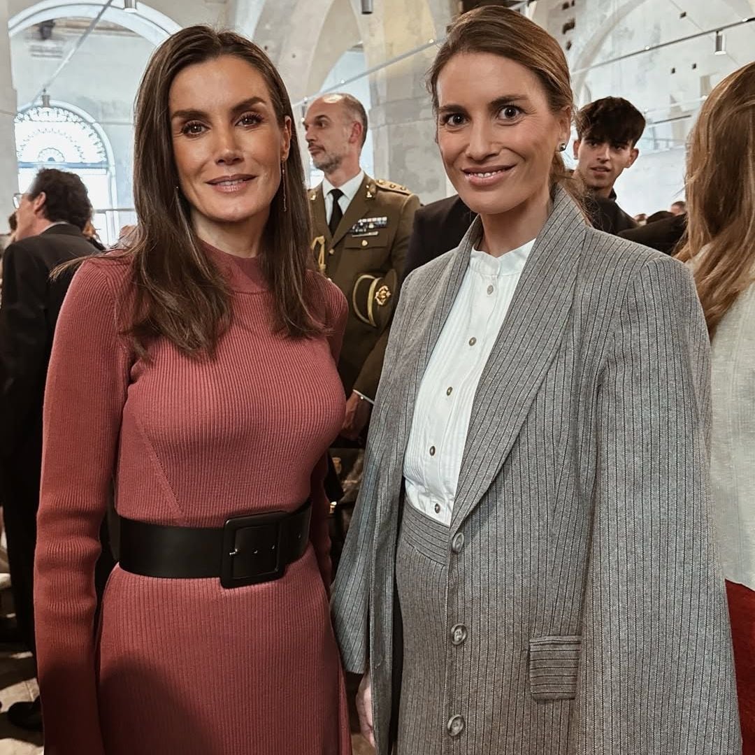 El look de invitada de una diseñadora española en su encuentro con la Reina en Sevilla