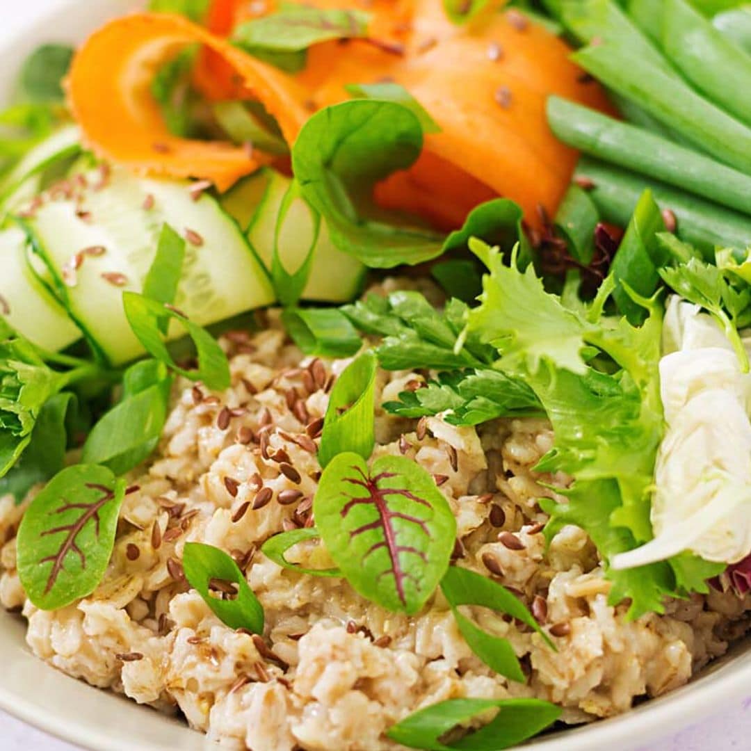 'Porridge' salado con vegetales y semillas de lino