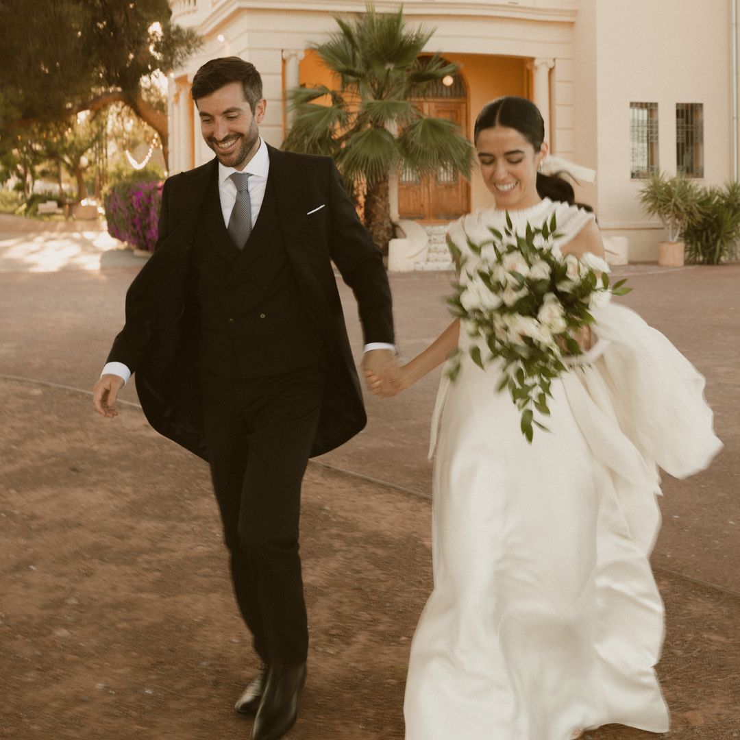 Un vestido de novia con delicado cuello canesú para la boda de Elena en Valencia