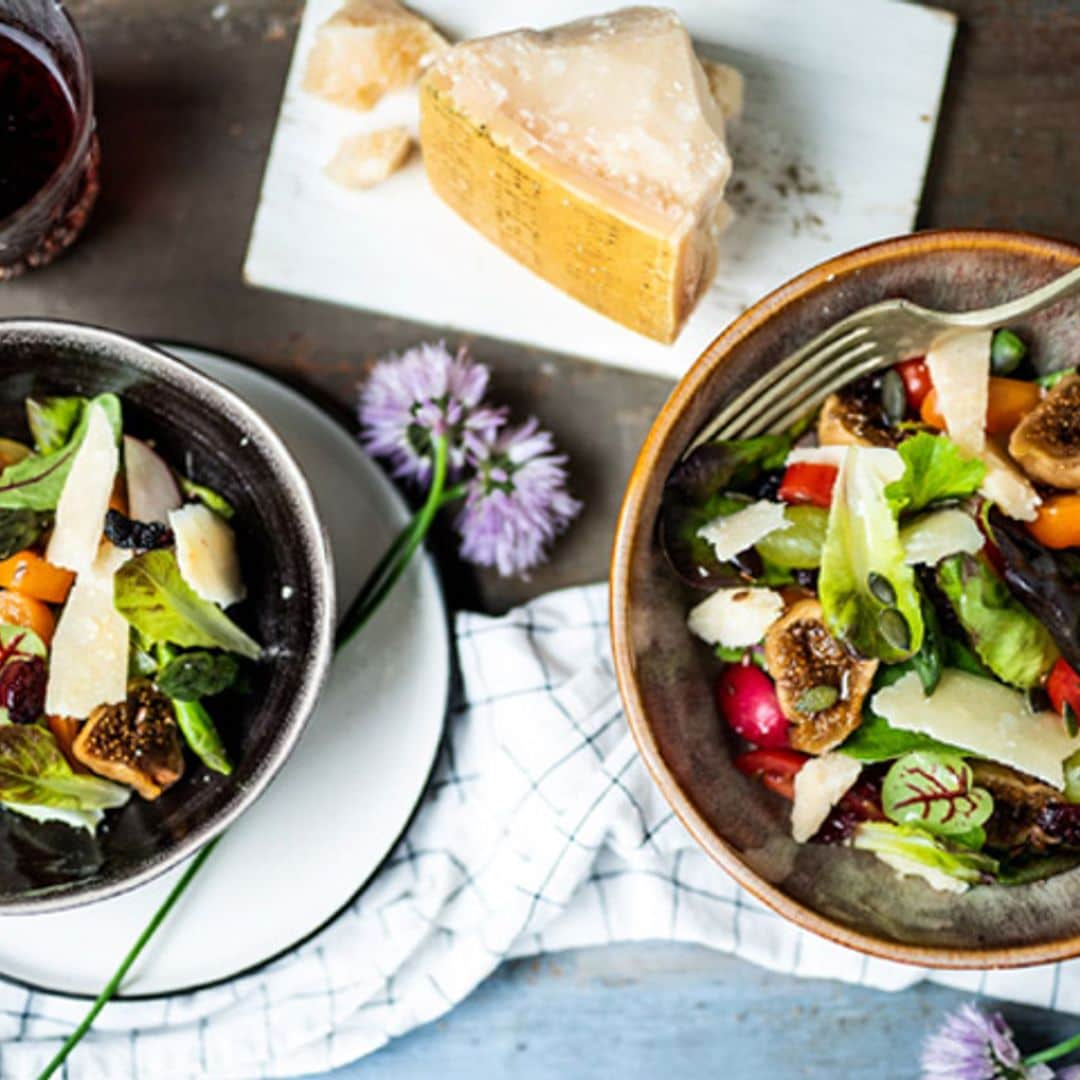 Ensalada mixta con higos y 'Parmigiano Reggiano'