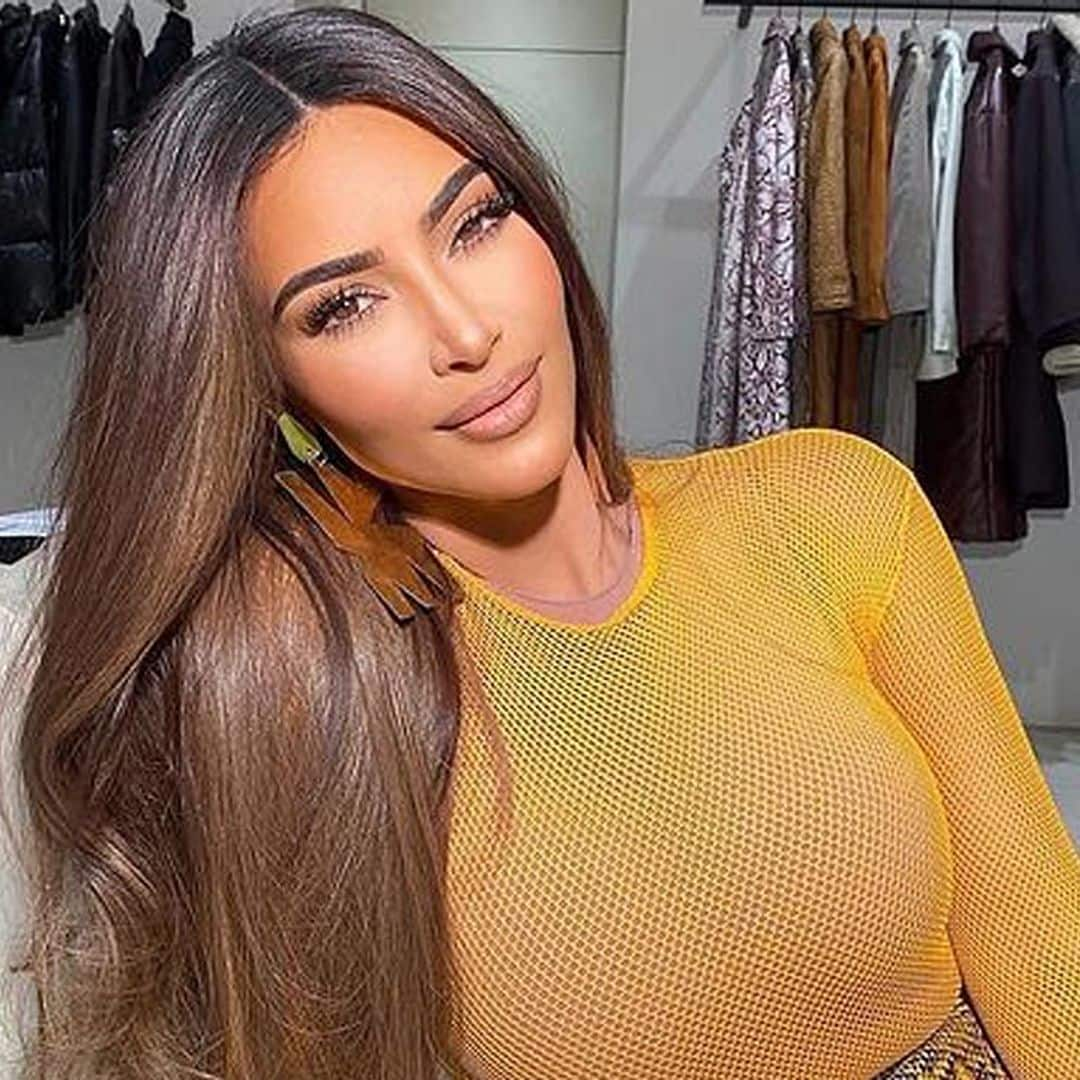 La última excentricidad de Kim Kardashian: un vestido entallado con ¡su cara estampada!