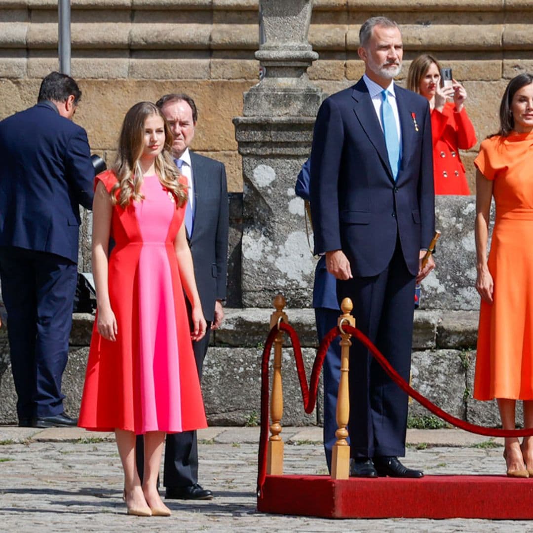 Los vestidos 'midi' coordinados de la reina Letizia y la princesa Leonor en Santiago de Compostela