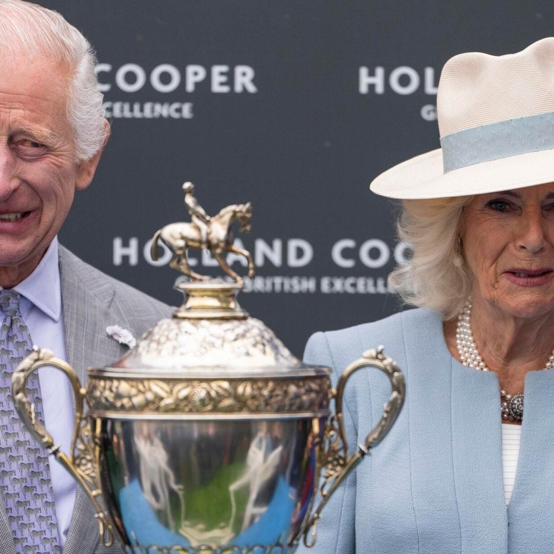 Sonriente, el rey Carlos III reaparece en público junto a la reina Camilla en las carreras