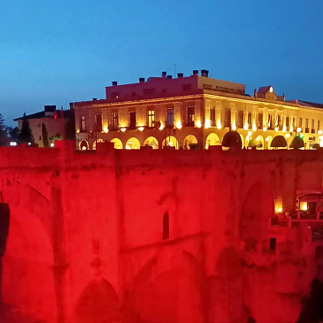 Monumentos y edificios emblemáticos de España se iluminan de rojo para felicitar al Rey