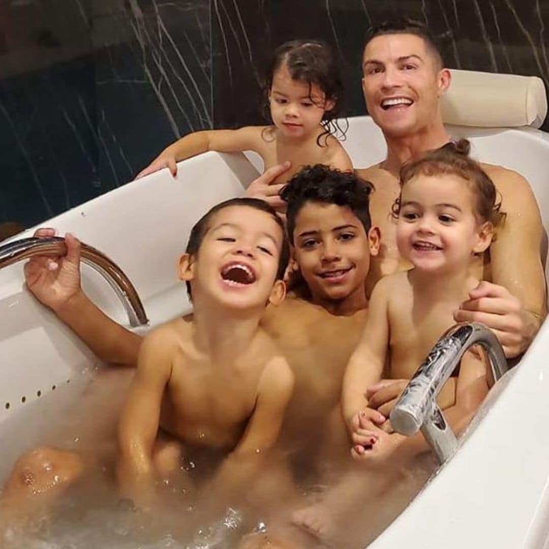 Hijos de Cristiano Ronaldo se convierten en sus tiernos entrenadores