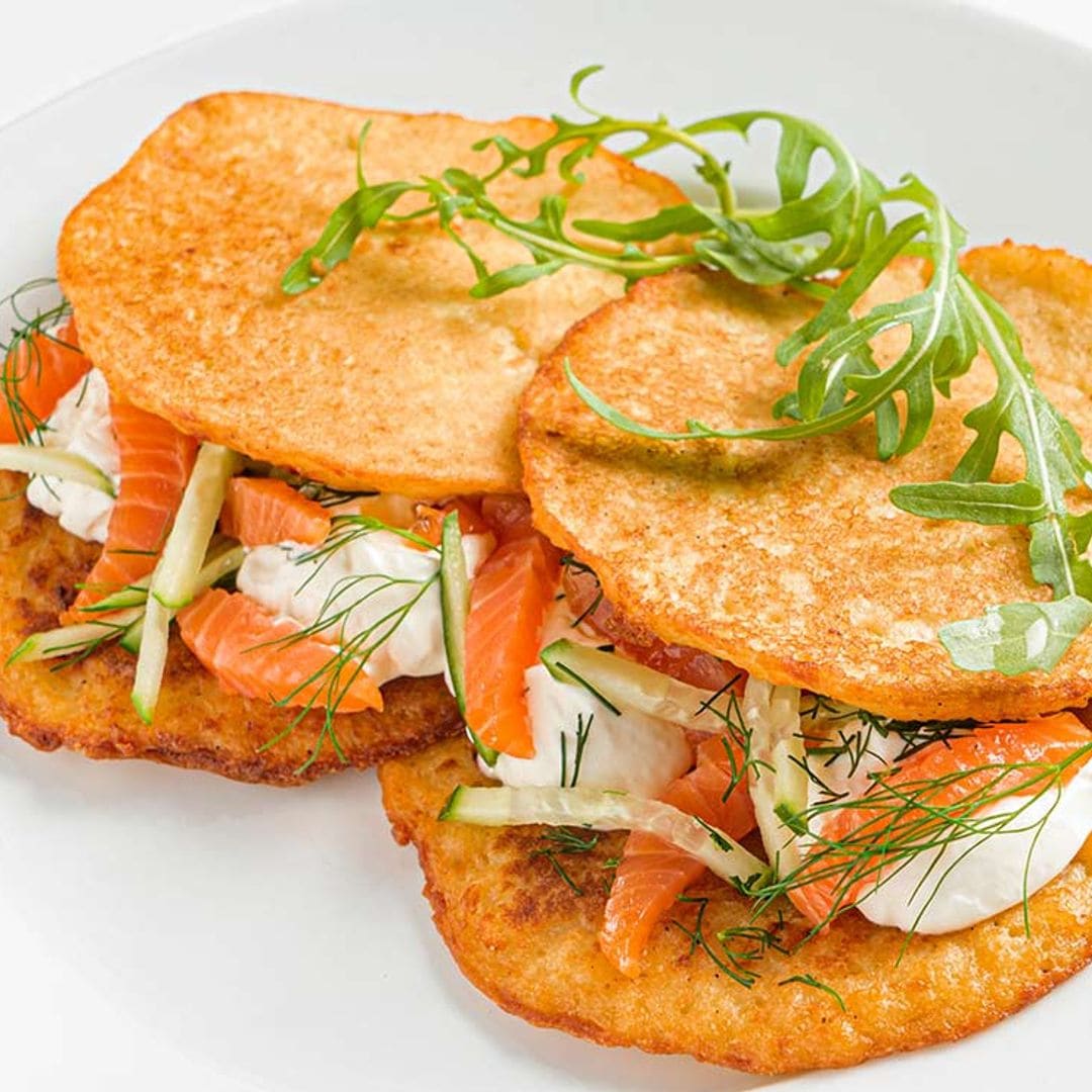 Sándwich de tortitas de patata con salmón, pepino y queso crema