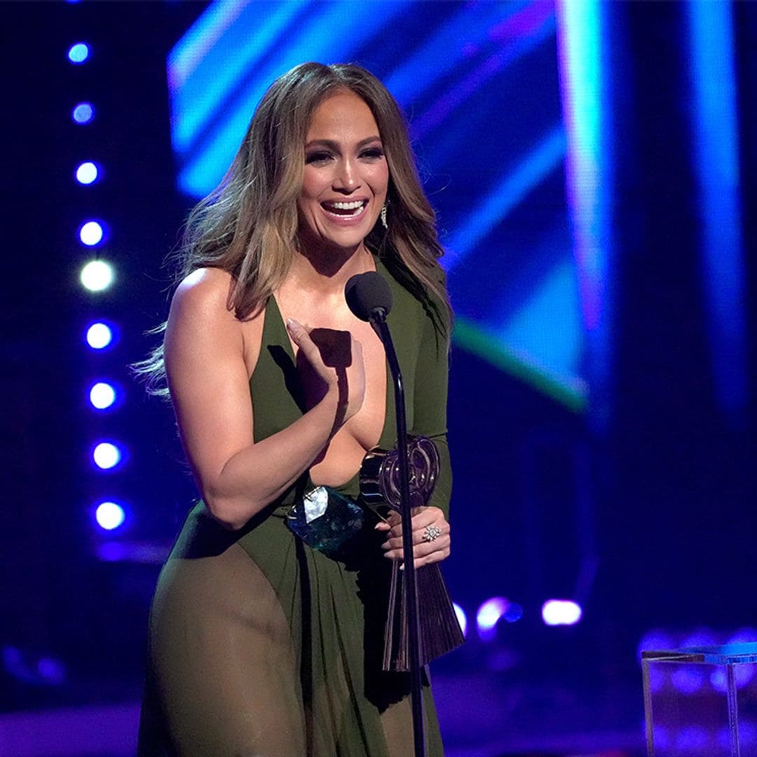 Jennifer Lopez recuerda su vestido más viral con un seductor diseño transparente