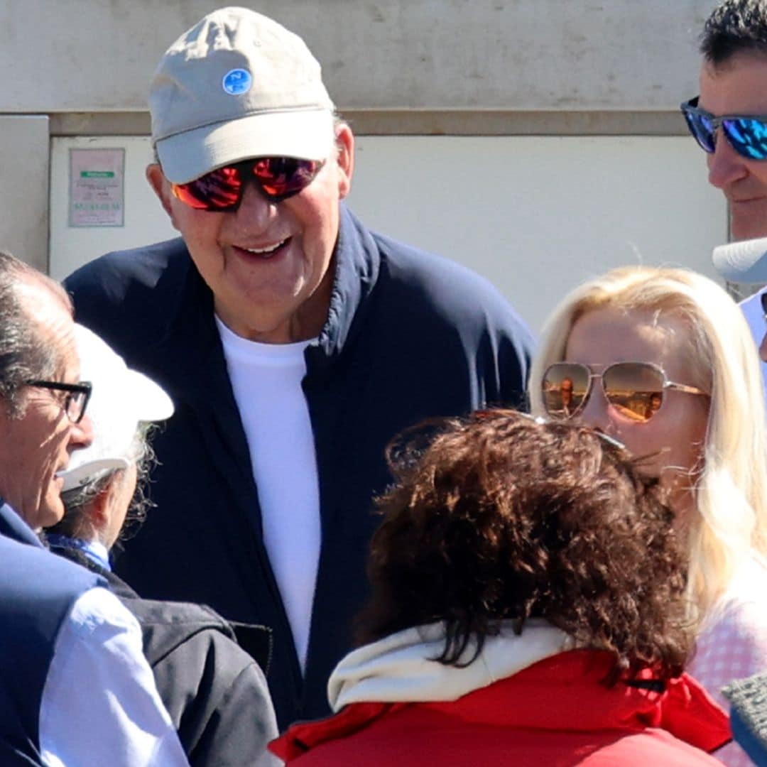 Don Juan Carlos vuelve por segundo día al Real Club Náutico de Sanxenxo, pero de nuevo sin subirse a bordo del 'Bribón'