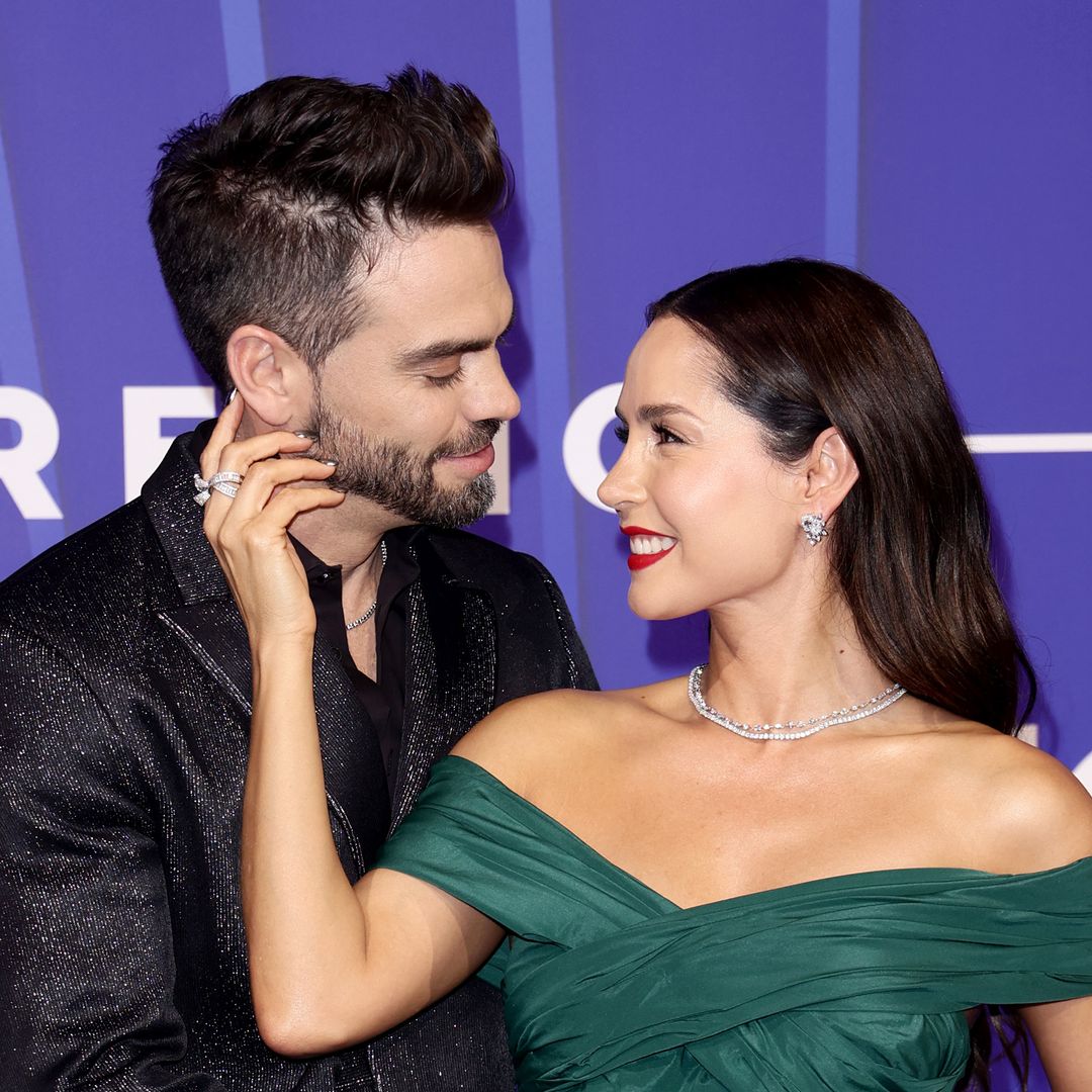 Carmen Villalobos y Frederik Oldenburg presumen su amor con un apasionado beso en la 'blue carpet'