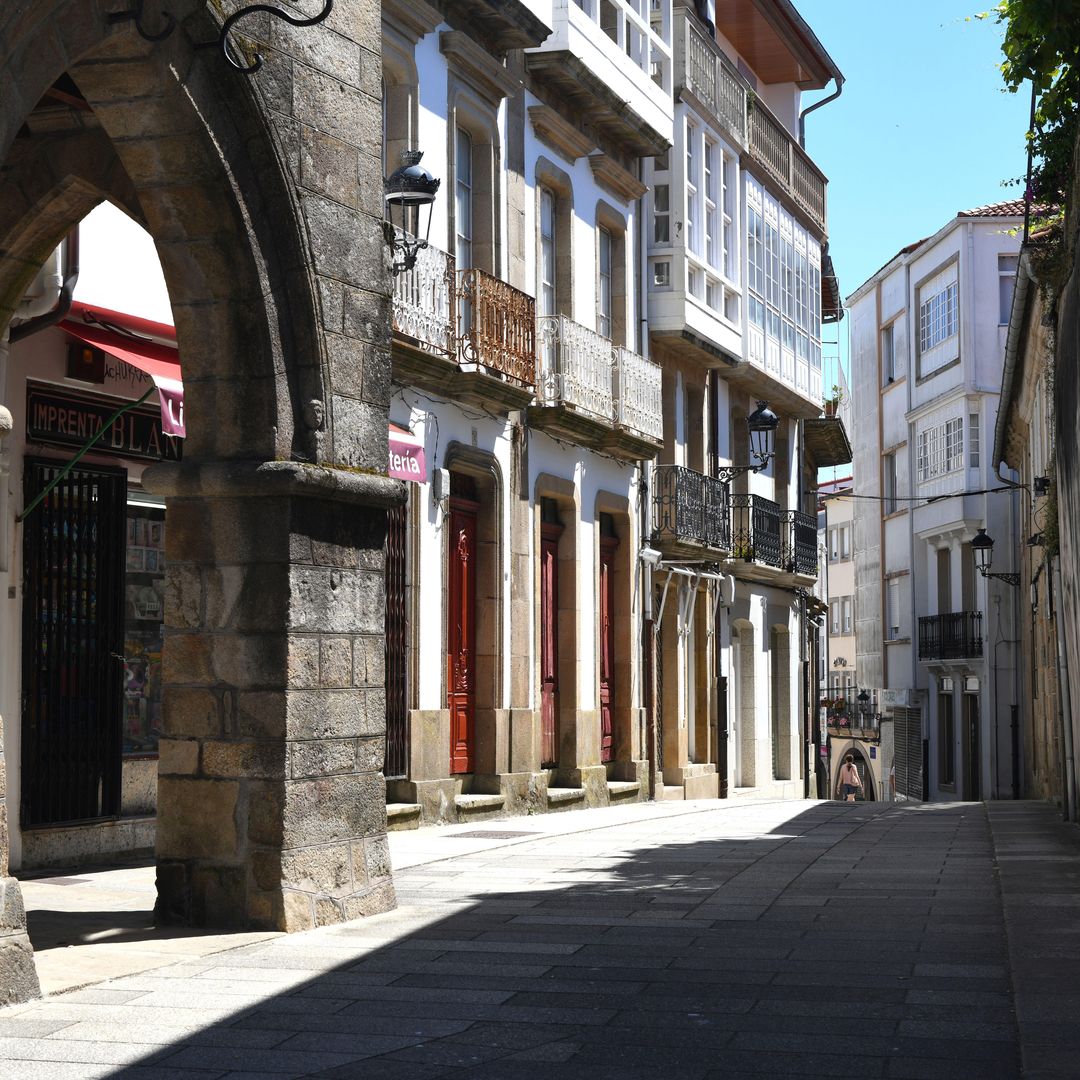 Calle con arcadas de Noia, Coruña, Galicia