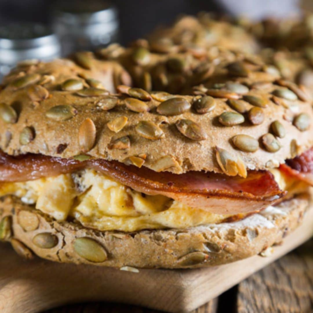 'Bagel' de tortilla de champiñón y queso con bacón