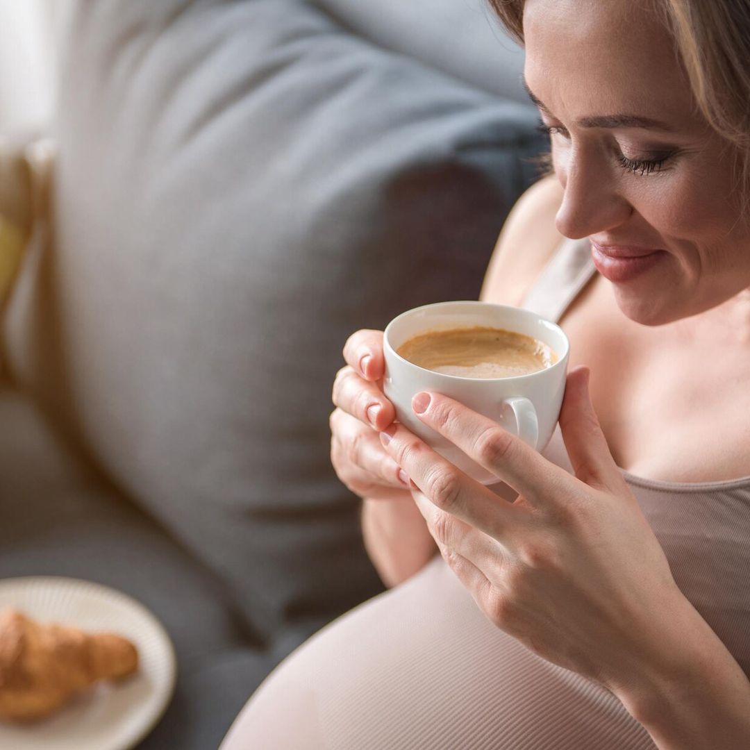 ¿Se puede consumir cafeína durante el embarazo o hay riesgos para la madre o el bebé?