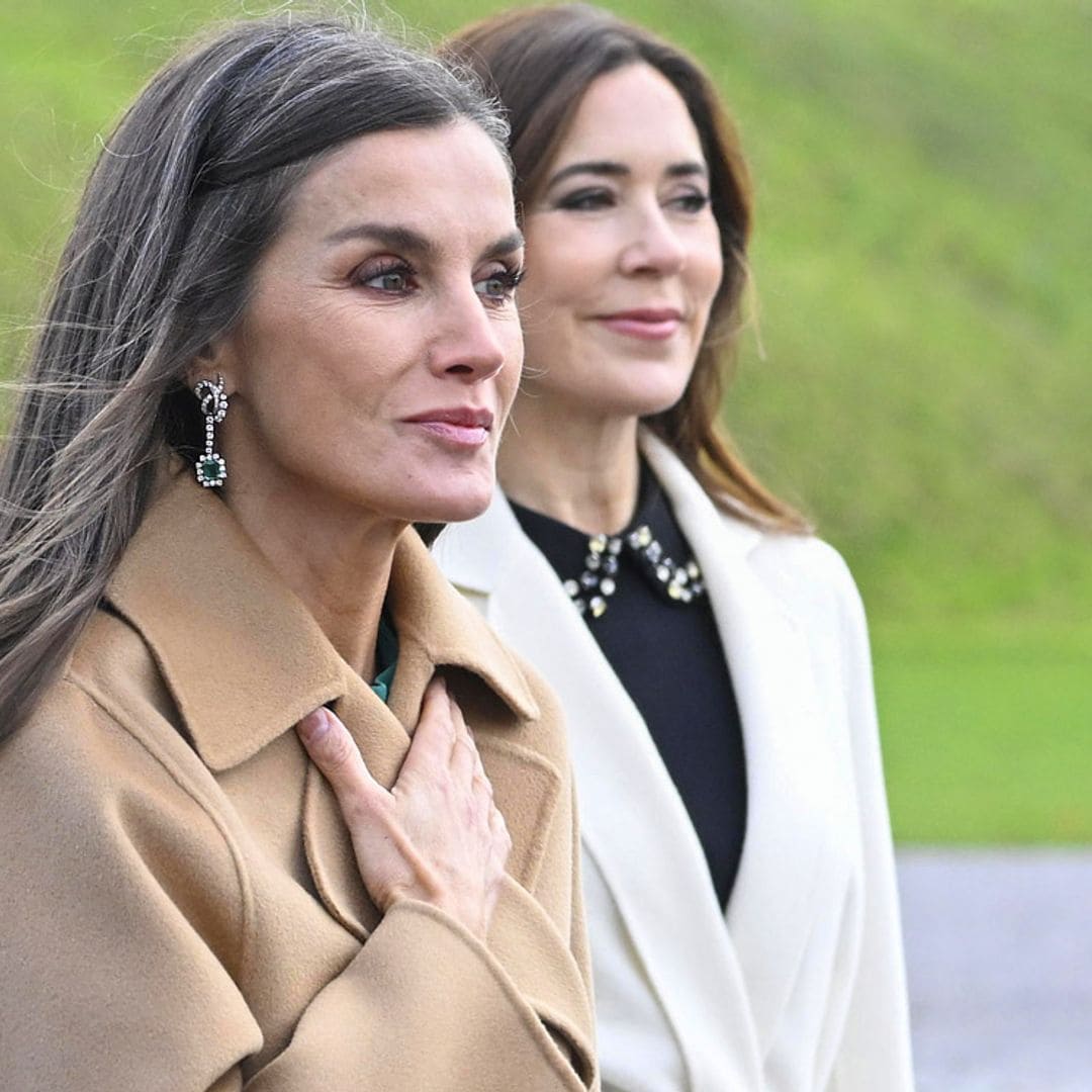 La reina Letizia transforma su look bicolor en Dinamarca con bolso de flores y pendientes de esmeraldas