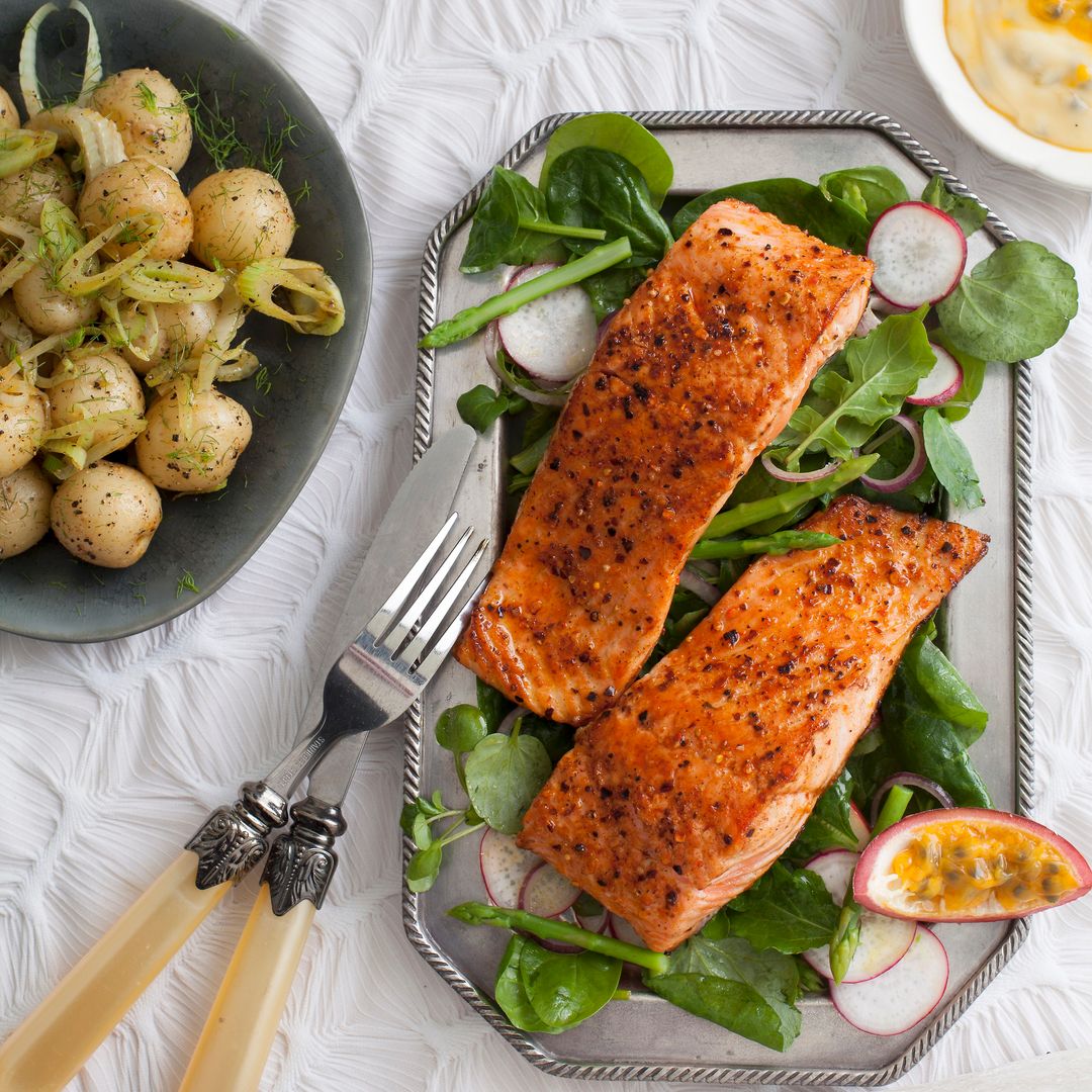 Salmón al horno con salsa holandesa de fruta de la pasión