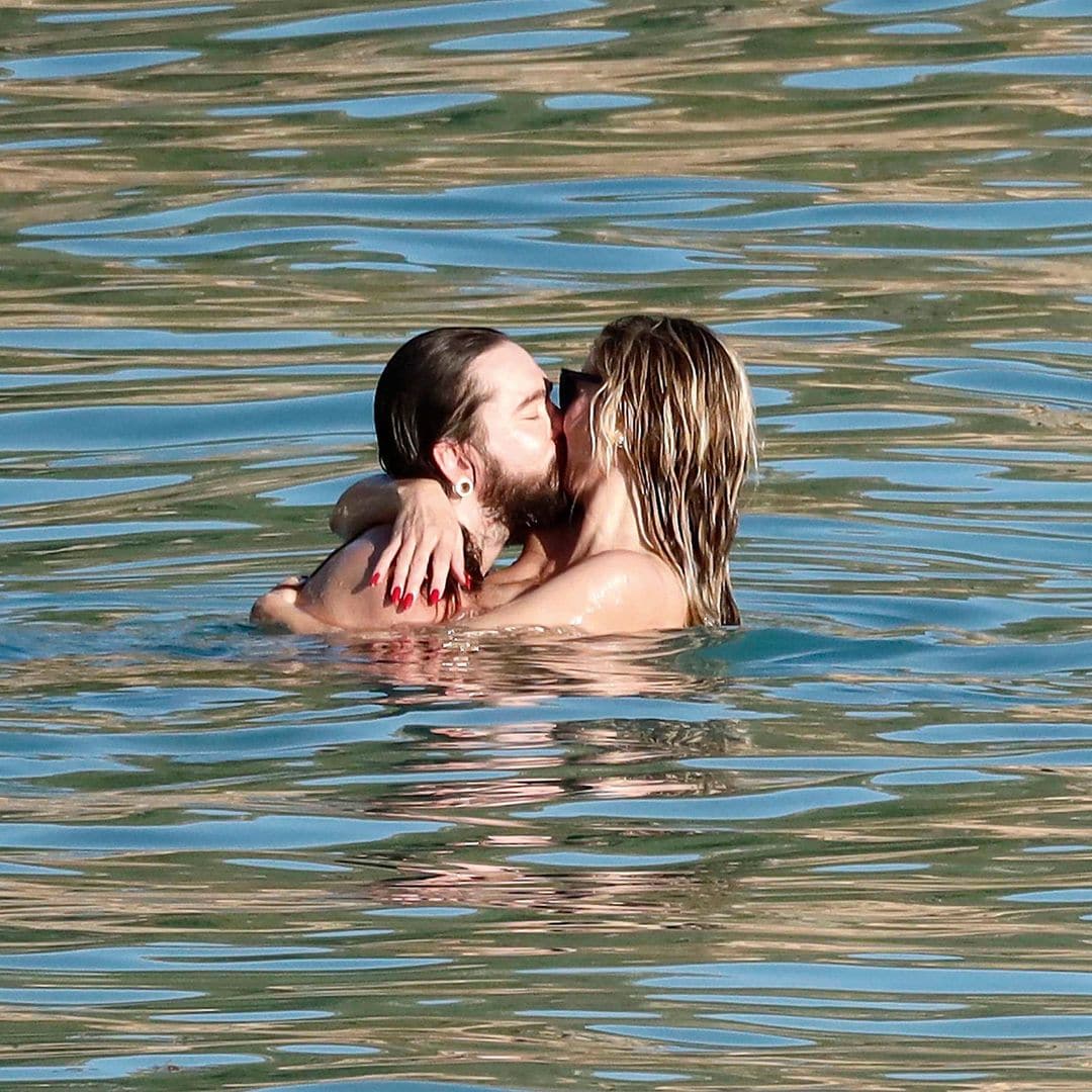 Tom Kaulitz y Heidi Klum, besándose en el mar