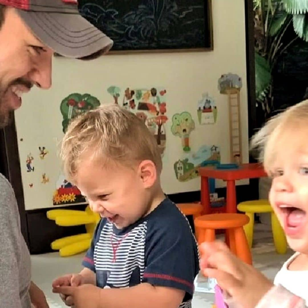 La reacción de los hijos de Enrique Iglesias al ver el videoclip en el que se conocieron el cantante y Anna Kournikova