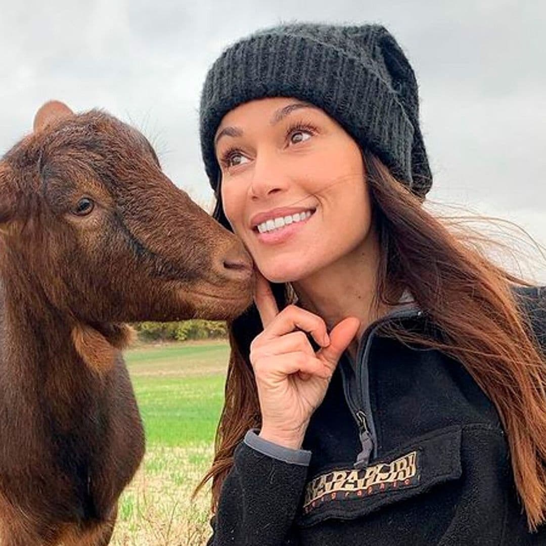 Sonia Ferrer, paseo romántico con sus sorprendentes mascotas: un poni y una cabra